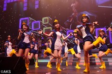 「AKB48 リクエストアワー セットリストベスト100 2013」4日目の様子。1位「走れ！ペンギン」を披露するチーム4。
