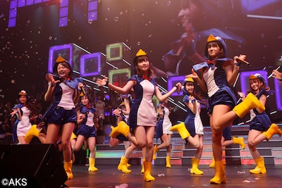 「AKB48 リクエストアワー セットリストベスト100 2013」4日目の様子。1位「走れ！ペンギン」を披露するチーム4。