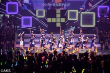 「AKB48 リクエストアワー セットリストベスト100 2013」4日目の様子。1位「走れ！ペンギン」を披露するチーム4。