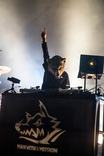 「CDショップ大賞 スペシャルLIVE」でのMAN WITH A MISSIONのステージの様子。