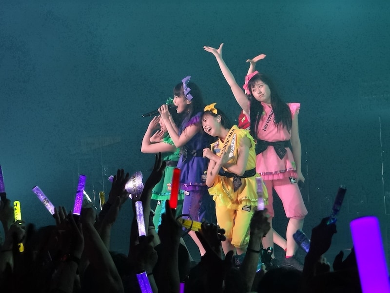 「CDショップ大賞 スペシャルLIVE」でのももいろクローバーZのステージの様子。