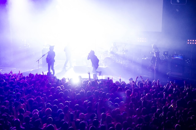 「CDショップ大賞 スペシャルLIVE」でのMAN WITH A MISSIONのステージの様子。