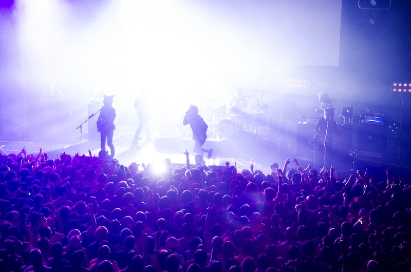 「CDショップ大賞 スペシャルLIVE」でのMAN WITH A MISSIONのステージの様子。