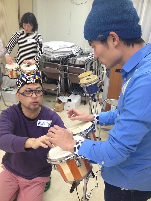 ASA-CHANGとともにタブラボンゴを学ぶワークショップ参加者たち。