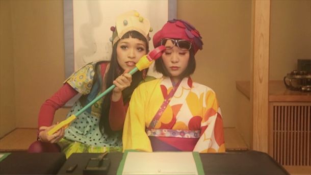 「最後の晩餐」ビデオクリップのワンシーン。