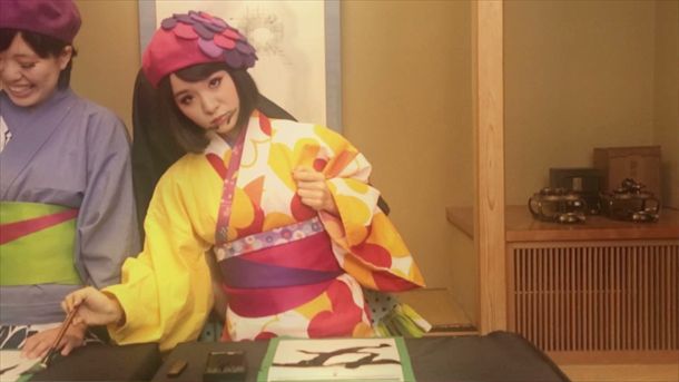 「最後の晩餐」ビデオクリップのワンシーン。