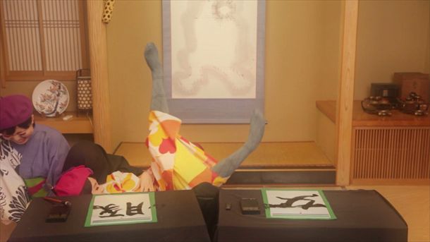 「最後の晩餐」ビデオクリップのワンシーン。