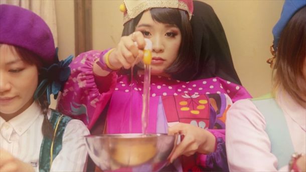 「最後の晩餐」ビデオクリップのワンシーン。