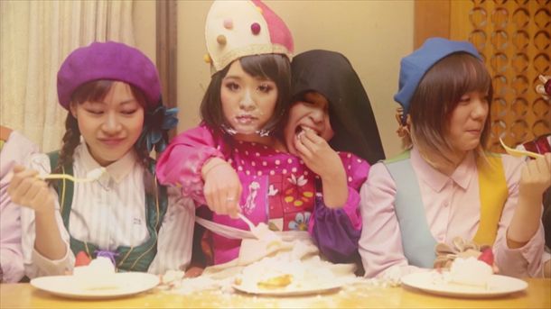 「最後の晩餐」ビデオクリップのワンシーン。
