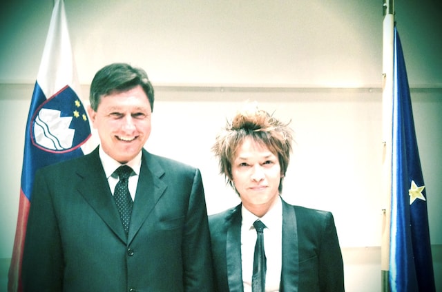 スロベニアのボルト・パホル大統領（写真左）とINORAN（右）。