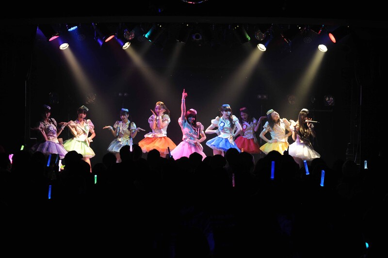 「Pretty Lie」を披露するPASSPO☆。