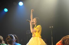 拳を天に突き上げる森詩織。