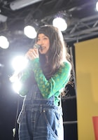 3月8日に行われたDVD「saku saku Ver.9.0 / オーバーオールが止まらない」の発売記念イベント出演時のトミタ栞。