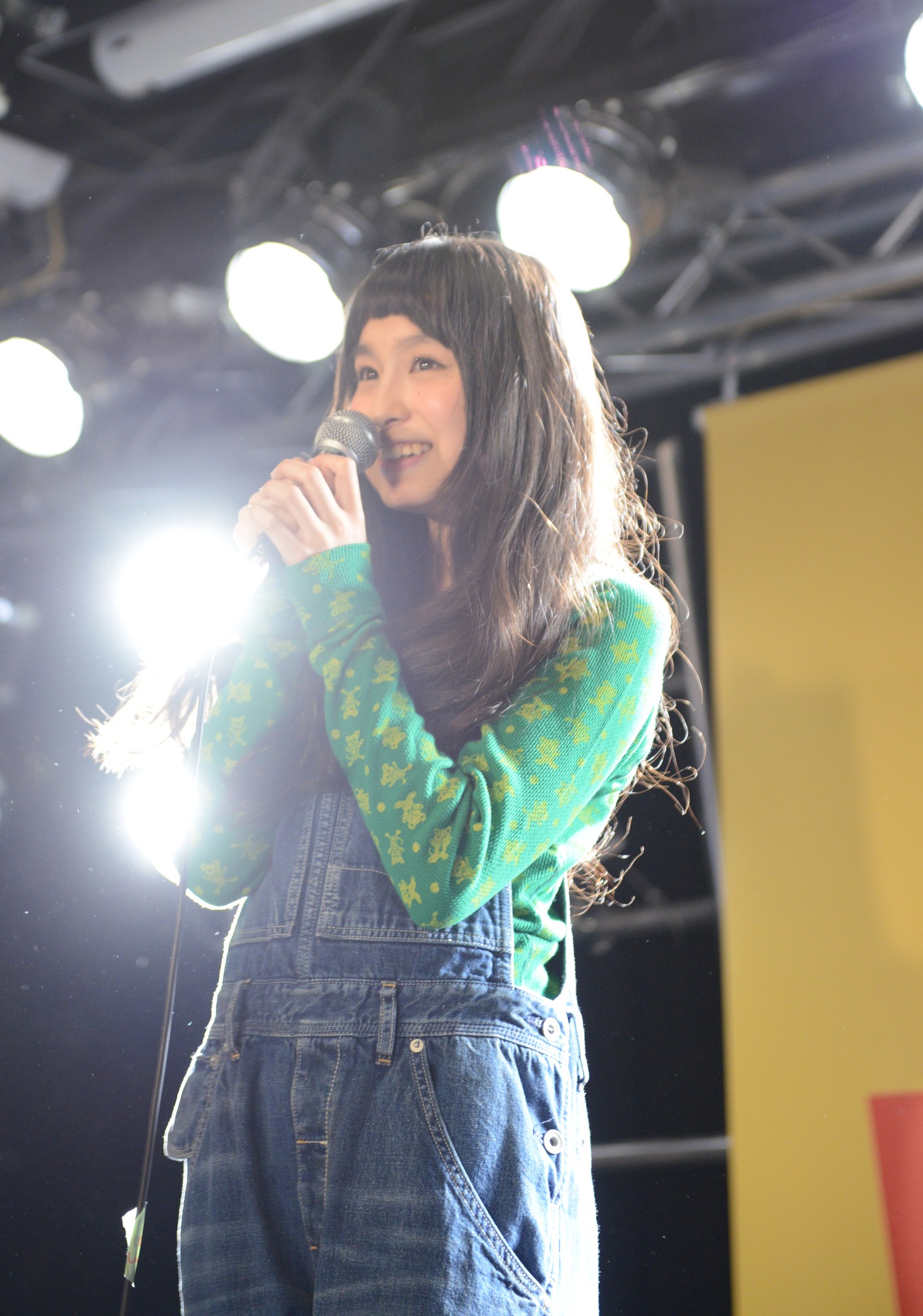 3月8日に行われたDVD「saku saku Ver.9.0 / オーバーオールが止まらない」の発売記念イベント出演時のトミタ栞。