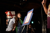 「渋谷ハチ子」の説明をするトミタ栞。