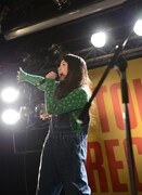 「鴻巣エレジー」を歌うトミタ栞。