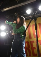 「鴻巣エレジー」を歌うトミタ栞。