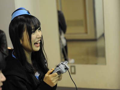 パッセンジャーとゲームを楽しむ根岸愛。