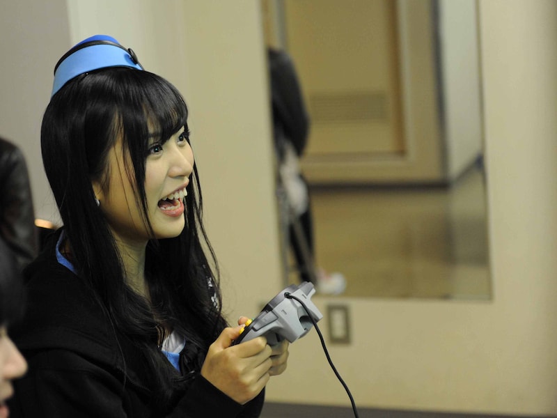 パッセンジャーとゲームを楽しむ根岸愛。