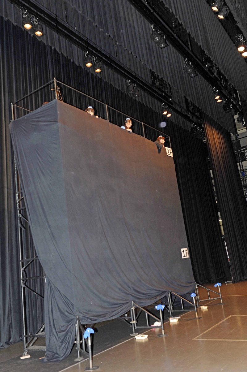 ステージ上に組まれた「2階から目薬」専用特設ブース。
