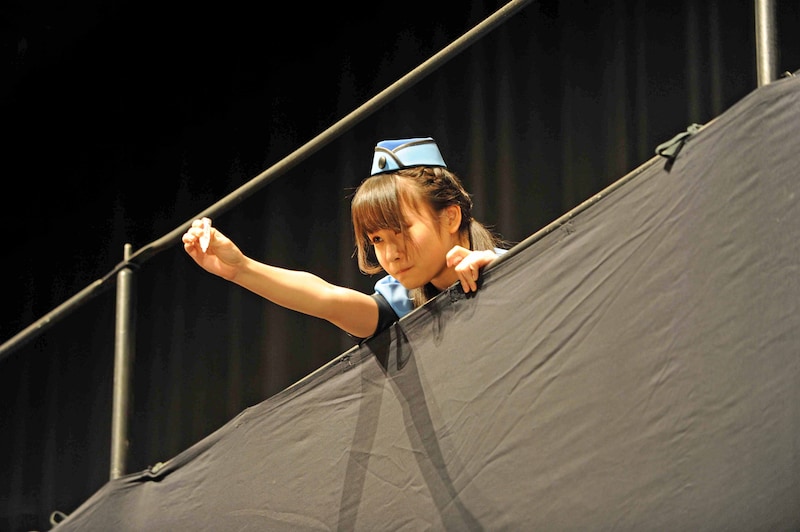 2階から目薬を垂らす増井みお。