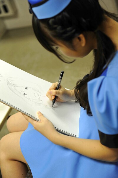 パッセンジャーの似顔絵を描く増井みお。