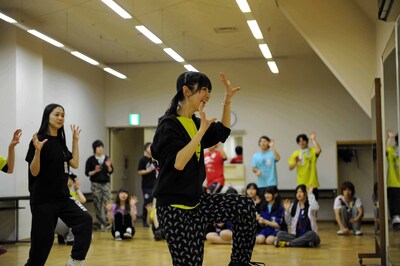 「WANTED!!」の振りを教える槙田紗子。