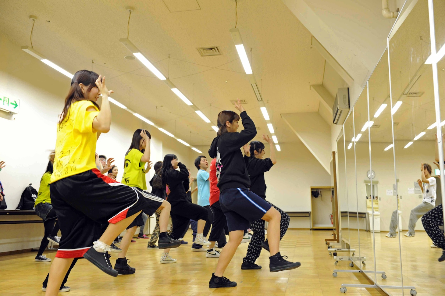 「WANTED!!」の振りを教える槙田紗子（最前奥）。岩村捺未（最前手前）も合流して一緒に踊った。