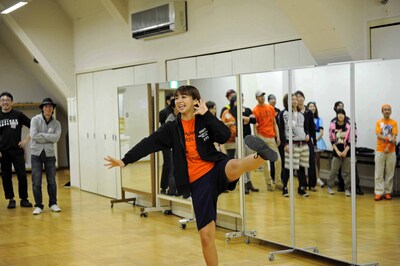 「ここ難しいよ！」と足を上げる岩村捺未。