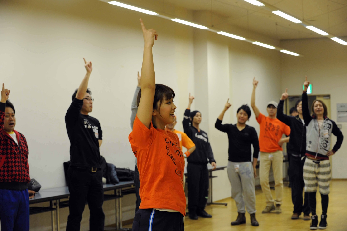 岩村捺未とともに全員で「マテリアルGirl」を踊る様子。