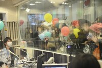 黄色い歓声を送る観覧者。