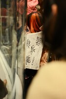 自前の旗を持ってアピールする番組観覧者。