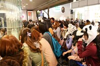 スペイン坂スタジオ前を埋め尽くすファン。