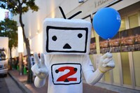 スペイン坂スタジオ前で風船を配るニコニコテレビちゃん。