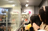 番組出演者に身振りでアピールするニコニコテレビちゃん。