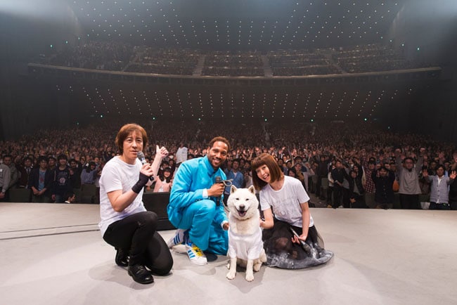 “白戸家”のお父さん（写真左から3番目）とお兄さん（左から2番目）とともに客席をバックに記念撮影したEvery Little Thing。