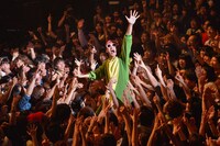 客席からステージへと進むたなしん。（Photo by 古溪一道）