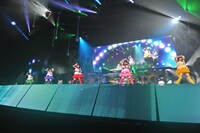 写真は「ももいろクローバーZ JAPAN TOUR 2013『5TH DIMENSION』」初日アンコールの様子。