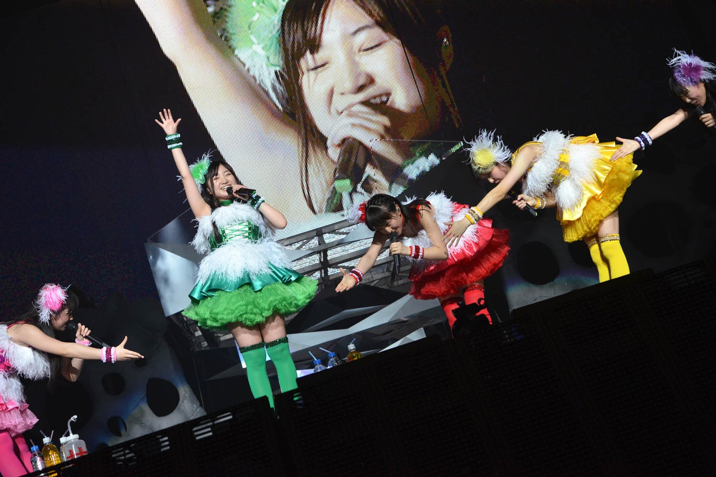 今週の人気の画像5位は「ももクロ異色の5次元ツアー開幕！有安3カ月ぶり熱唱」より、声が出せない間は自己紹介の声をほかのメンバーに任せて口パクで行っていた有安杏果（写真左から2番目）。
