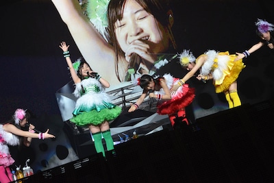 声が出せない間は自己紹介の声をほかのメンバーに任せて口パクで行っていた有安杏果（写真左から2番目）。ひさびさの本人自己紹介ながらメンバーからは「私やりたーい！」と手が上がり、恒例の「どうぞどうぞ」芸へ。