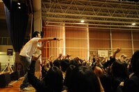 都立翔陽高校でのFUNKY MONKEY BABYS「卒業生応援ライブ」の模様。