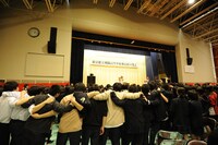 都立翔陽高校でのFUNKY MONKEY BABYS「卒業生応援ライブ」の模様。