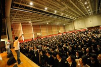 都立翔陽高校でのFUNKY MONKEY BABYS「卒業生応援ライブ」の模様。