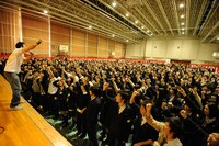 都立翔陽高校でのFUNKY MONKEY BABYS「卒業生応援ライブ」の模様。