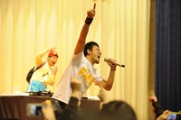 都立翔陽高校でのFUNKY MONKEY BABYS「卒業生応援ライブ」の模様。