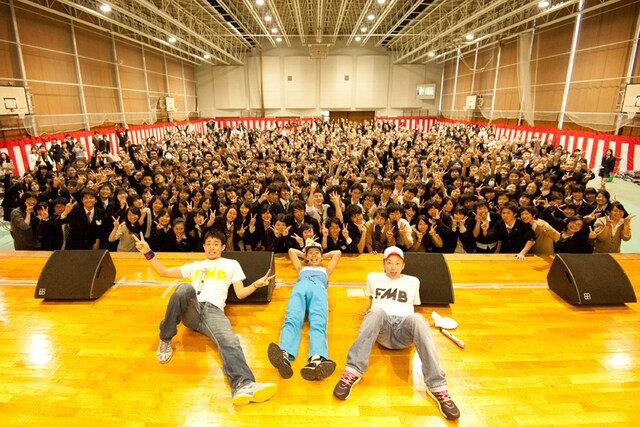 都立翔陽高校でのFUNKY MONKEY BABYS「卒業生応援ライブ」の模様。