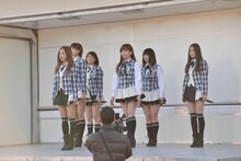 福島県いわき市を訪問した板野友美、宮澤佐江、河西智美、島田晴香、佐藤亜美菜、加藤玲奈（前列から）。(C)AKS