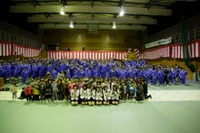 岩手県釜石市を訪問し記念撮影する田名部生来、仲川遥香、高橋みなみ、梅田彩佳、仁藤萌乃、鈴木まりや（左から）。(C)AKS