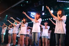 AKB48劇場の東日本大震災復興支援特別公演の様子。(C)AKS