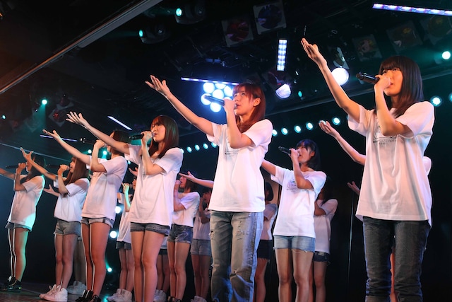 AKB48劇場の東日本大震災復興支援特別公演の様子。(C)AKS